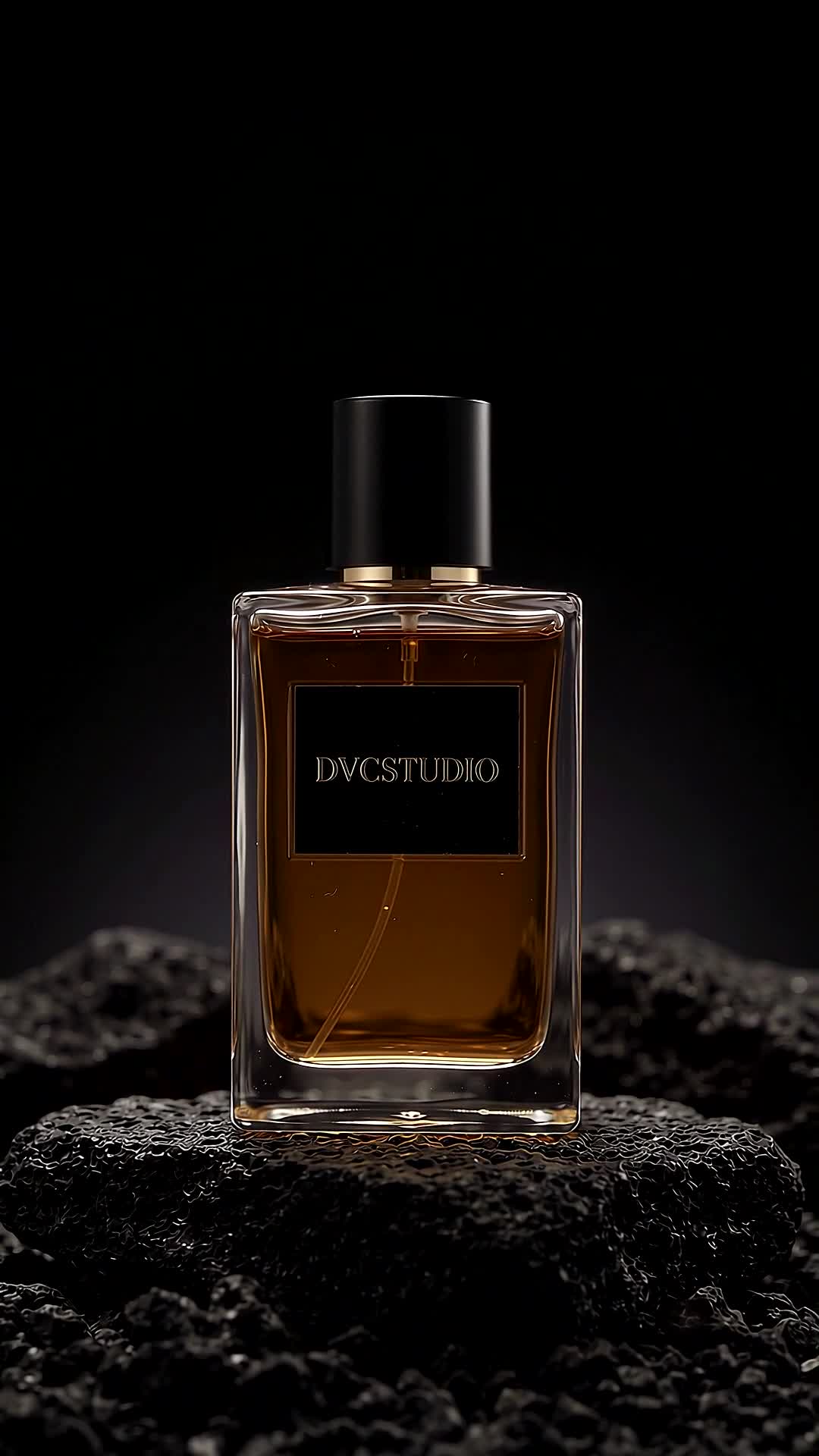 Botol parfum amber dengan label DVCSTUDIO di podium batu hitam